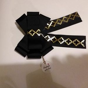 Bow brooch